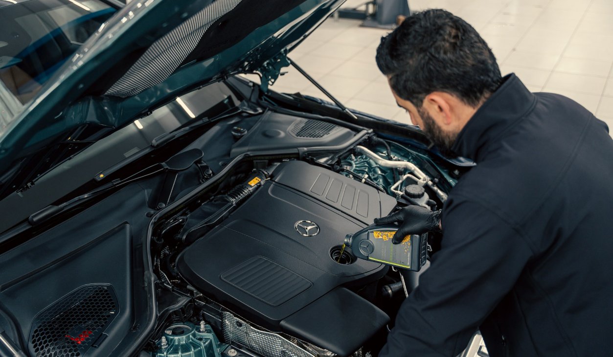 Monteur controleert de motor: garantie op uw occasion