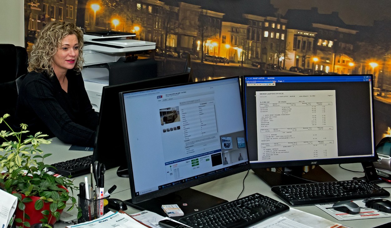 Medewerker van vd Kaap Autogroep aan het bureau in Marum