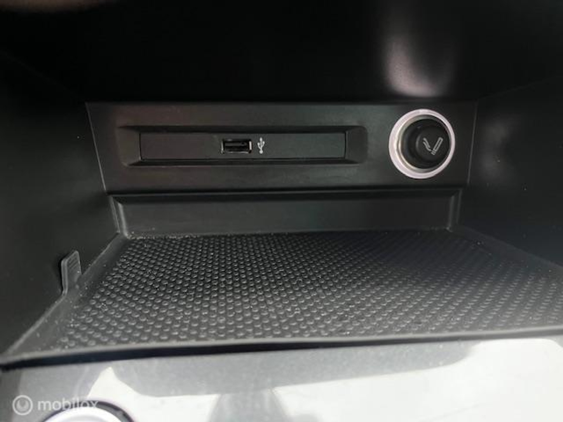 42096287-37.jpg